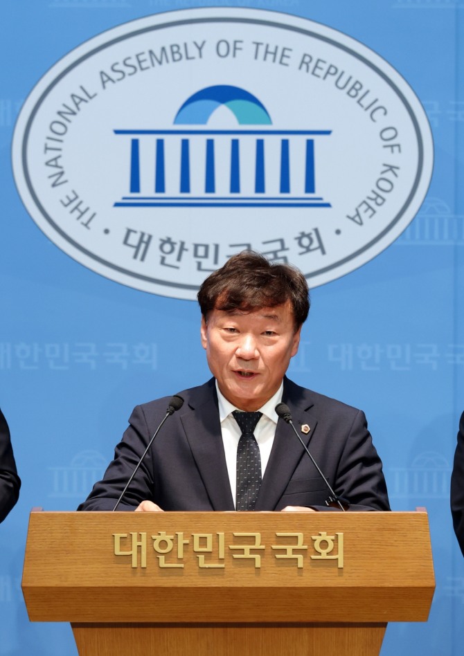 지난 3일 남종섭 경기도의장이 국회서 지방의회법 제정 촉구 기자회견를 열어 발언하고 있다. 사진=경기도의회