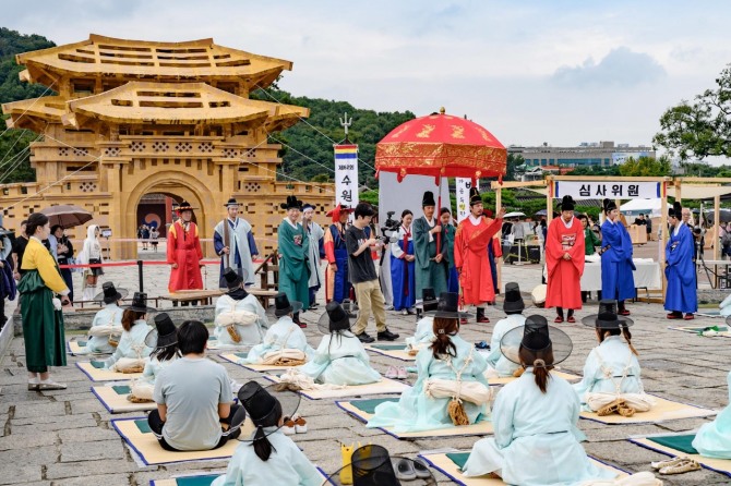 지난해 수원화성문화제가 열린 행궁광장서 체험 프로그램 별시날에 시민들이 참여하고 있다. 사진=수원특례시