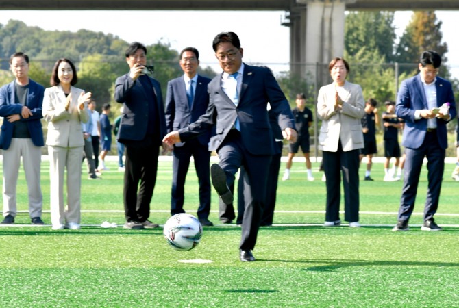 이기형 김포시장이 신곡축구장 개장 기념 시축을 하고 있다. 사진=김포시