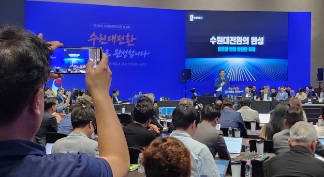 이재준 수원특례시장이 1일 수원컨벤션센터 컨벤션홀에서 열린 '민선9기 수원대전환 비전 보고회'에서 향후 비전 발표를 하고 있다. 사진=이지은 기자 