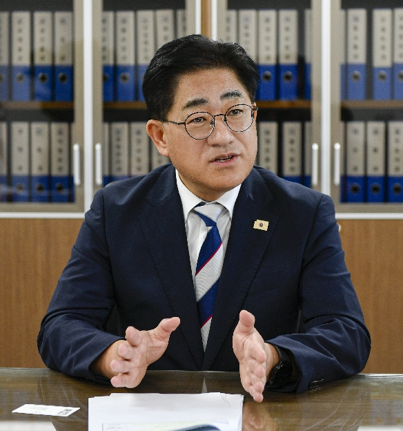 이기형 김포시장은 7일 김포시민과의 톡톡톡 토크 콘서트를 갖는다. 이 시장이 직접 마이크를 잡고 시정 설명과 함께 시민들의 목소리를 듣는다. 사진=김포시