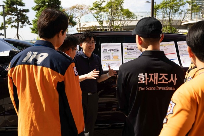 볼보코리아가 부산 해운대에서 열린 '2026 소방대원 자동차 안전구조 세미나'에 차세대 순수 전기 플래그십 SUV 'EX90'을 지원하고, 전국 소방대원을 대상으로 안전구조 교육을 실시했다. 사진=볼보자동차코리아