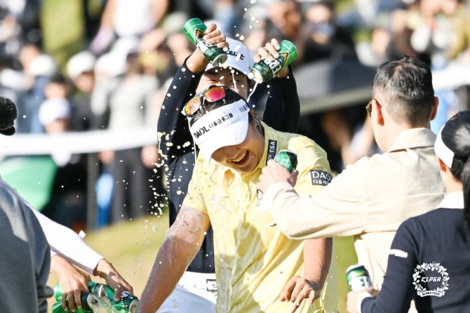 동료들에게 맥주로 우승 축하세례를 받는 유해란. 사진=KLPGA