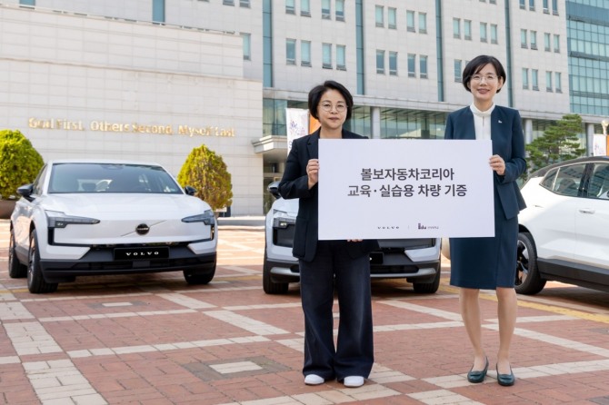 볼보코리아가 한국 자동차 산업을 이끌어갈 차세대 인재 육성을 위해 인덕대학교 기계자동차공학과에 순수 전기 SUV 볼보 'EX30' 및 'EX30CC' 총 3대를 교육 실습용으로 전달했다. 사진=볼보자동차코리아
