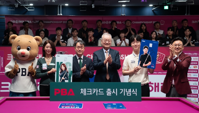 6일 고양 킨텍스 PBA 스타디움에서 열린 출시 기념식에서 (왼쪽부터) 하나페이 프로당구단 김가영 선수, 성영수 하나카드 대표이사, 윤영달 PBA 총재, 하림 프로당구단 김영원 선수, 장상진 PBA 부총재가 기념촬영을 하고 있다. 사진=하나카드