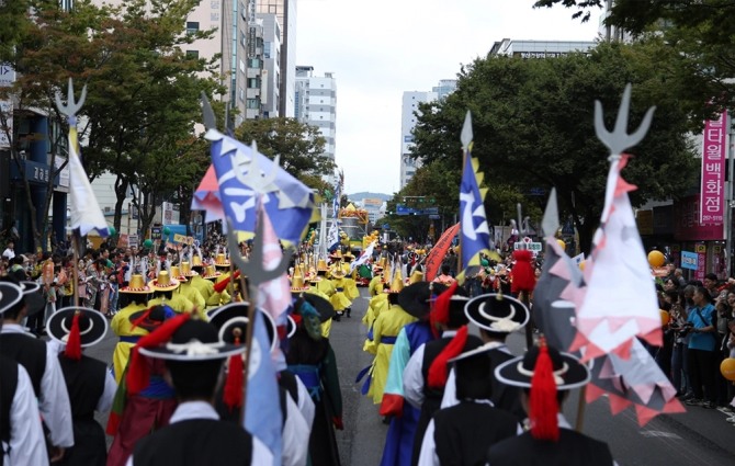 2025 울산공업축제 당시 울산 남구 달동사거리에서 대규모 거리 퍼레이드가 진행되고 있다. 올해는 도심 퍼레이드를 없애고 행사를 태화강국가정원 남구둔치에 집중한다. 사진=울산포토
