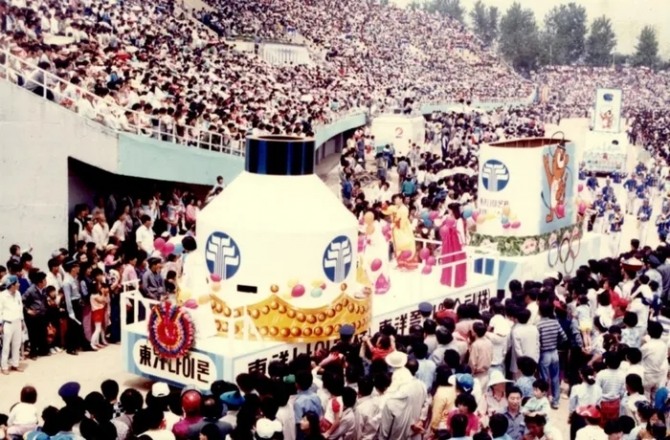 1980년대 초 울산종합운동장에서 열린 울산공업축제 퍼레이드. 참가자들이 지역 기업을 상징하는 조형물을 앞세우고 행진하고 있다. 사진=울산시
