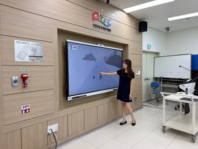국립낙동강생물자원관 강사 교육에서 멸종위기 동물 구조게임 ‘심비어스’를 시연하고 있다. 사진=뉴엑스피어