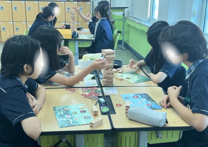 학생들이 국립낙동강생물자원관의 생물다양성 교육 교구대여서비스를 통해 빌린 교구로 현장 환경교육에 참여하고 있다. 사진=국립낙동강생물자원관
