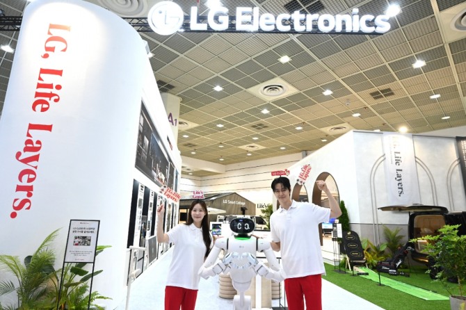 LG전자가 13일부터 나흘간 서울 강남구 코엑스에서 열리는 제57회 한국전자전에 참가해 가전 및 B2B 사업·기술을 선보인다. 모델들이 LG전자 전시장 입구에서 홈 로봇 ‘클로이드(CLOiD)’와 함께 관람객을 맞이하고 있다. 사진=LG전자