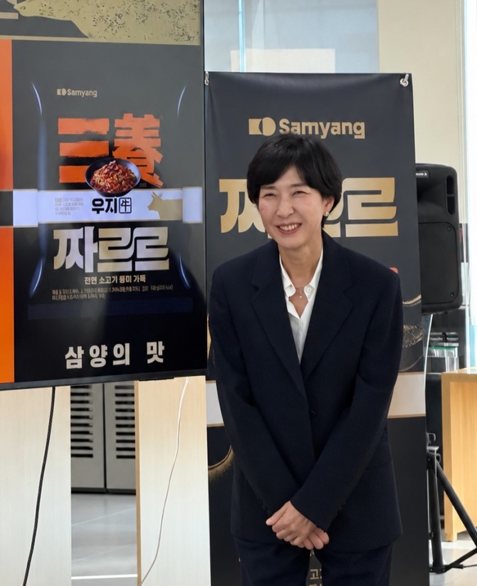 지난 7일 서울 중구 명동사옥에서 열린 ‘짜르르’ 미디어 시식회를 깜짝 방문한 김정수 삼양식품 회장. 사진=황효주 기자