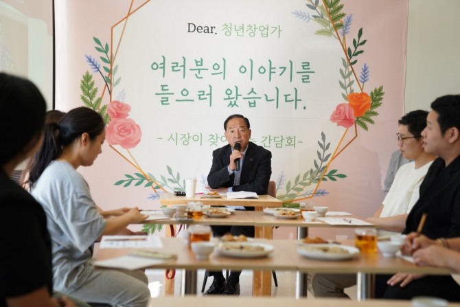 청년의 고민은 어른의 걱정이고 창업의 어려움은 속초의 힘겨움 아니겠습니까. 이병선 시장이 청년 창업가들의 애로사항 등을 듣고 발언하고 있다. 사진=속초시