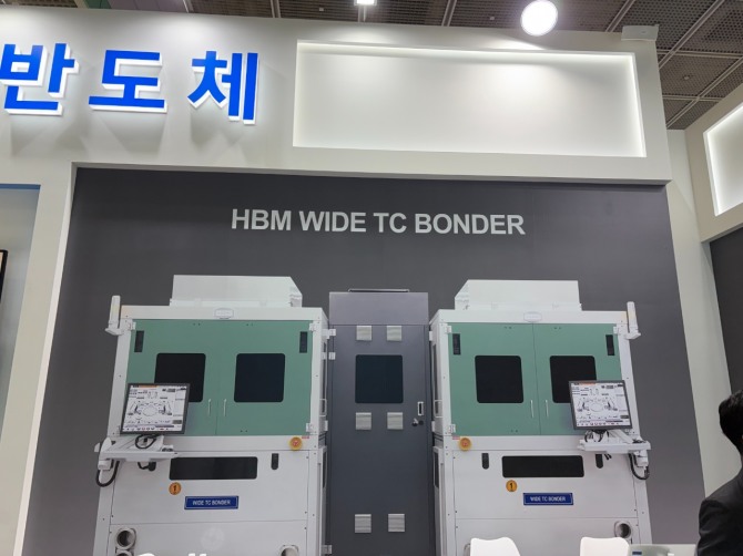 14일 서울 강남구 코엑스에서 열린 '2026 반도체대전(SEDEX)' 한미반도체 부스에 차세대 HBM용 와이드 TC 본더 관련 전시물이 마련돼 있다. 사진=이다현 기자
