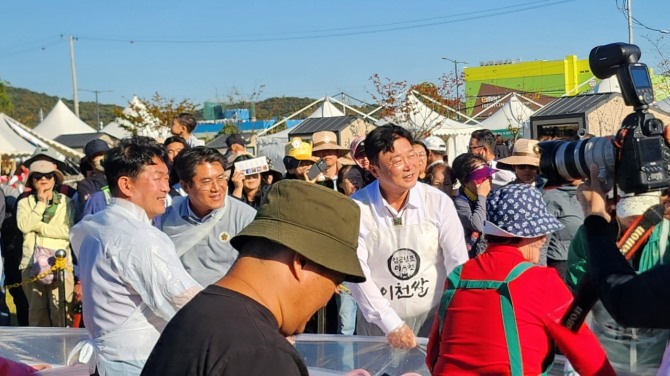 14일 성수석 이천시장이 복하천 수변공원에서 개막한 '제25회 이천쌀문화축제' 대표 프로그램  '600m 무지개가래떡 뽑기'에 시민들과 함께 참여하고 있다. 사진=이지은 기자