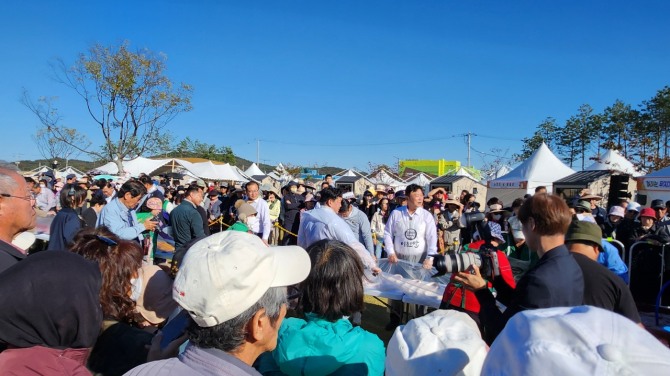 14일 이천 복하천 수변공원에서 개막한 '제25회 이천쌀문화축제' 대표 프로그램  '600m 무지개가래떡 뽑기' 행사에 시민들로 가득차 있다. 사진=이지은 기자