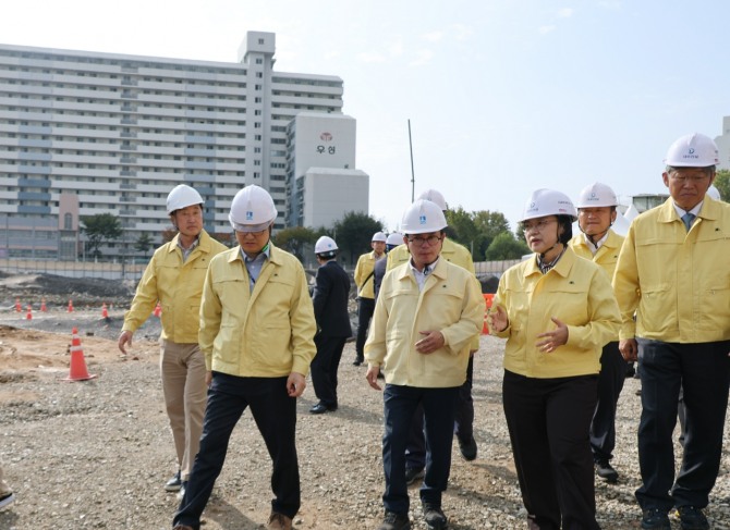 한성숙 국무총리가 13일 경기도 수원시 영통구 제6차 수원시 재개발 정비사업 현장을 점검하고 있다. 사진=연합뉴스