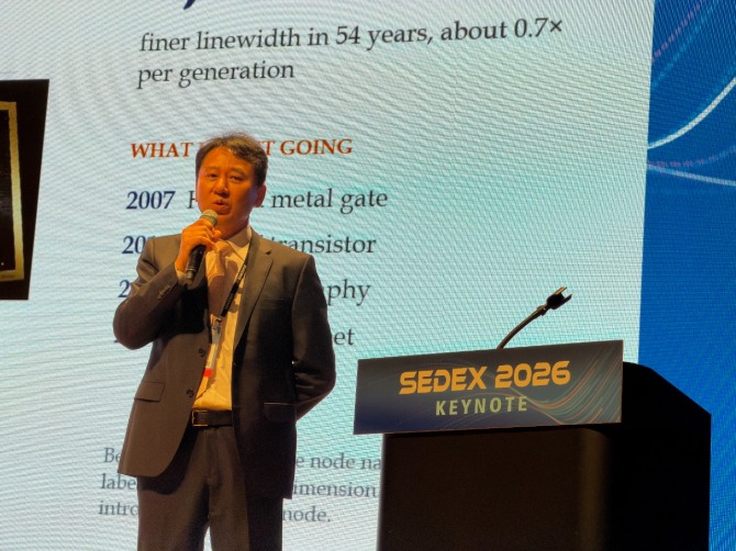 14일 서울 강남구 코엑스에서 열린 '반도체대전(SEDEX) 2026' 기조연설에서 박승배 미국 뉴욕주립대 빙엄턴 교수가 반도체 성능 향상의 대안으로 '어드밴스드 패키징(첨단 패키징)'을 제시했다. 사진=유덕규 기자 