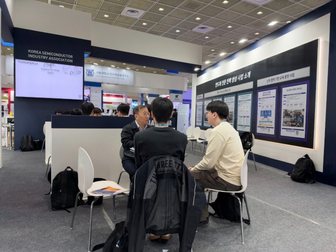 15일 서울 강남구 코엑스에서 열린 '반도체대전(SEDEX) 2026'의 한국반도체산업협회 부스에서 한국반도체아카데미 관계자가 반도체 기업 취업을 준비하는 학생들과 상담하고 있다. 사진=유덕규 기자
