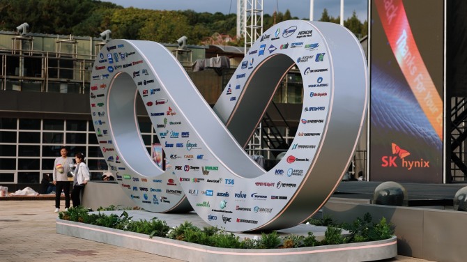 행사장에 마련된 협력사 명이 각인된 LED 루프 조형물. 사진=SK하이닉스