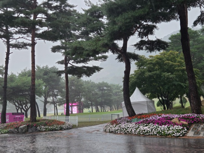 경기가 중단된 1번홀. 사진=강병구 기자
