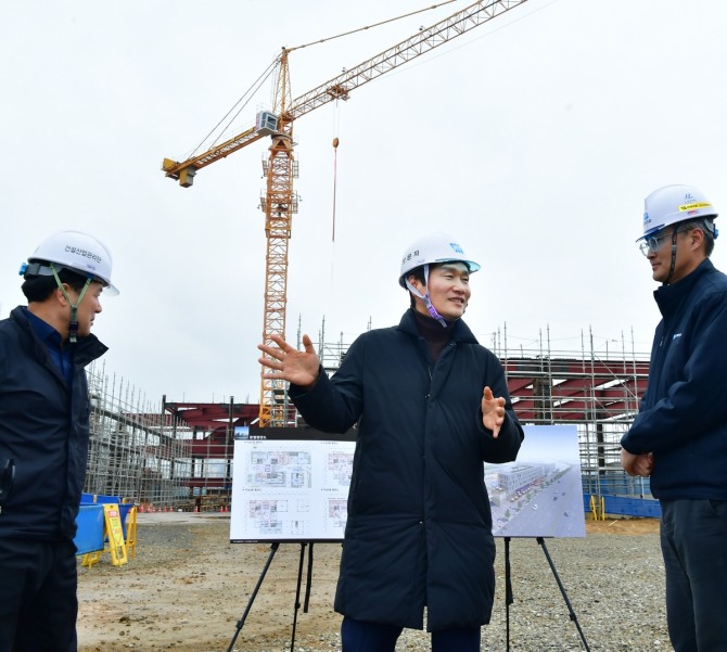 지난 3월 조현일 경산시장이 대학 인재와 창업기업을 연결할 거점인 임당유니콘파크 건립 현장을 찾아 공사 진행 상황을 점검하고 있다. 사진=경산시