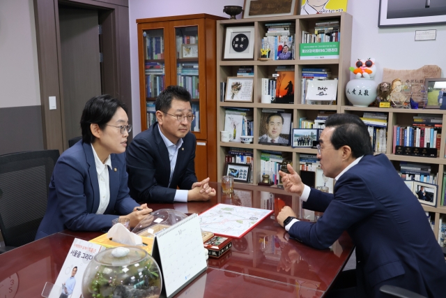 지난 8월 10일 조지연 국민의힘 의원과 김태선 더불어민주당 의원이 박홍근 기획예산처 장관을 만나 경산~울산 고속도로의 국가계획 반영을 건의하고 있다. 사진=조지연 의원실