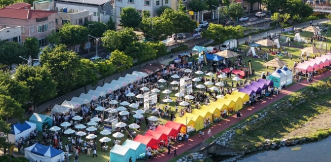 지난 6월 경산시 남천강변 둔치에서 열린 ‘2026 경산카페축제’ 현장. 지역 카페와 농산물, 문화예술을 연계한 행사에 약 2만4000명이 방문했다. 사진=경산시