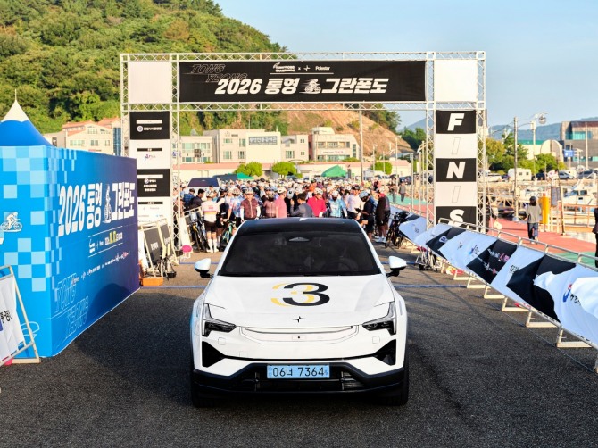 폴스타가 '2026 통영그란폰도'에 메인 후원사로 참여해 폴스타 3를 참가 대열의 선두와 후미에 배치하고 장거리 사이클 대회의 원활한 진행을 지원했다. 사진=폴스타코리아