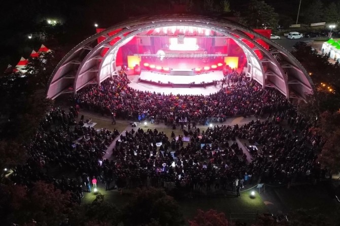 청도반시축제 야간 공연장에 관람객들이 모여 있다. 유명 가수 공연에 관람객이 집중되는 가운데 지역 상권과 농가에 돌아가는 축제의 경제적 효과를 둘러싼 논란도 이어지고 있다. 사진=페스타노트