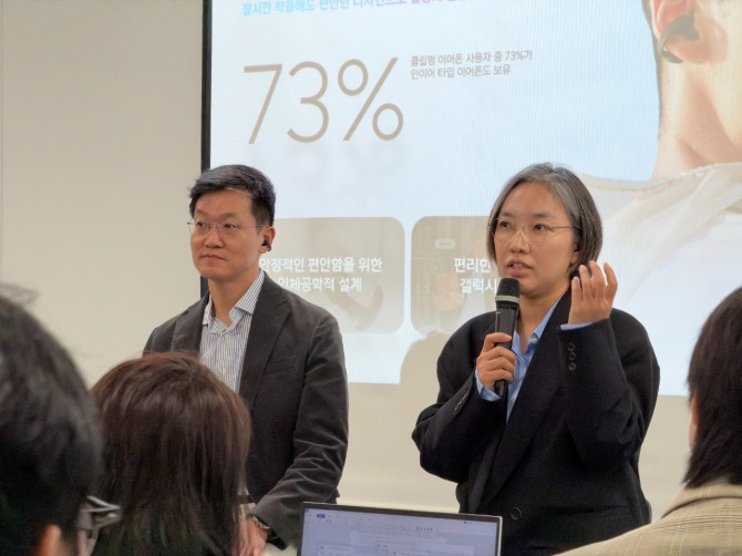 20일 서울 중구 태평로빌딩에서 진행된 삼성전자의 갤럭시 버즈 온 미디어브리핑에서 이명환 웨어러블 상품기획그룹장(왼쪽)과 남현정 MX사업부 웨어러블 상품기획그룹 프로가 기자들의 질문에 답변하고 있다. 사진=유덕규 기자