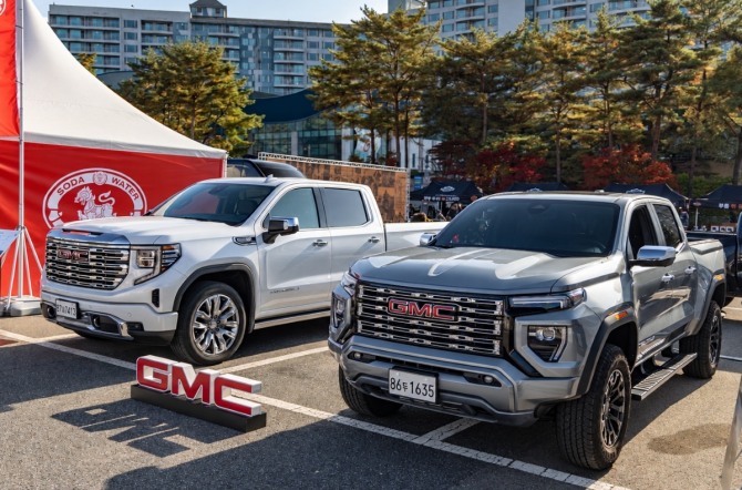 지난 16일부터 18일까지 충남 부여 백마강 레저파크 일대에서 열린 '제22회 고아웃캠프'에 GMC 시에라(왼쪽)와 캐니언이 전시돼 있다. 사진=GMC