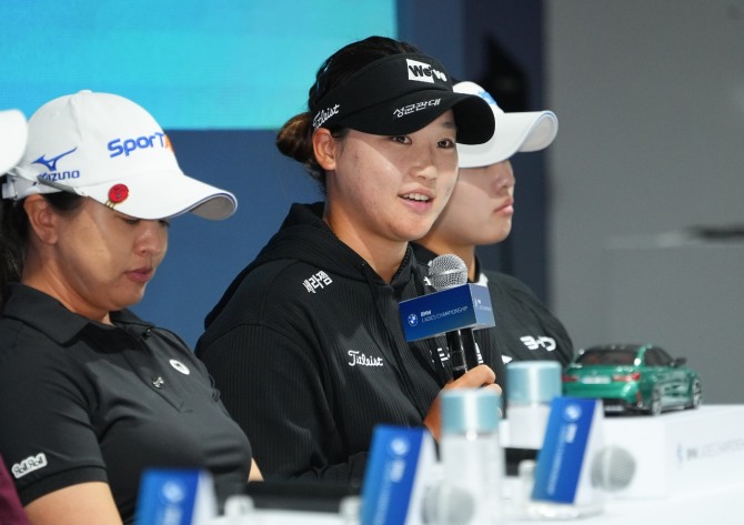 김민솔(왼쪽에서 두번째)이 가자들의 질문에 답하고 있다. 사진=BMW 코리아/조원범 포토