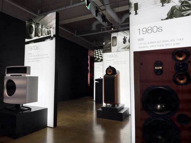 3층 B&W 전시관에 마련된 1970년대부터 2000년대까지 시대별 대표 스피커가 전시돼 있다. (왼쪽부터)1970년대 'DM70', 1990년대 '노틸러스 800', 1980년대 '808' 제품, 사진=유덕규 기자
