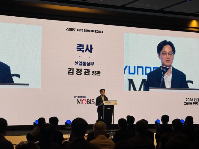 김정관 산업통상부 장관이 21일 경기 성남시 더블트리 바이 힐튼 서울 판교에서 열린 ‘제2회 오토 세미콘 코리아(ASK)’에서 축사를 하고 있다. 사진=최유경 기자