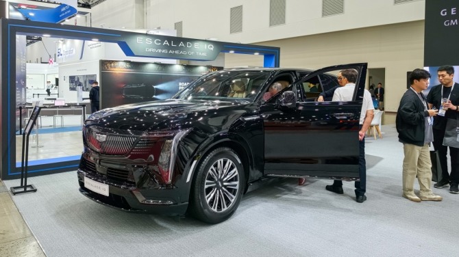 2026 대한민국 미래모빌리티엑스포 GM 부스에서 캐딜락의 플래그십 풀사이즈 전기 SUV ‘2026 에스컬레이드 IQ’를 관람객들이 살펴보고 있다. 사진=GM