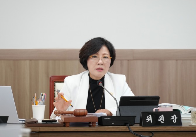 하남시의회 정혜영 도시건설위원장이 지난 21일 제353회 제1차 정례회 공원녹지과 행정사무감사에서 부시장을 상대로  '미사 워터스크린 사업' 관련 질의를 하고 있다. 사진=하남시의회