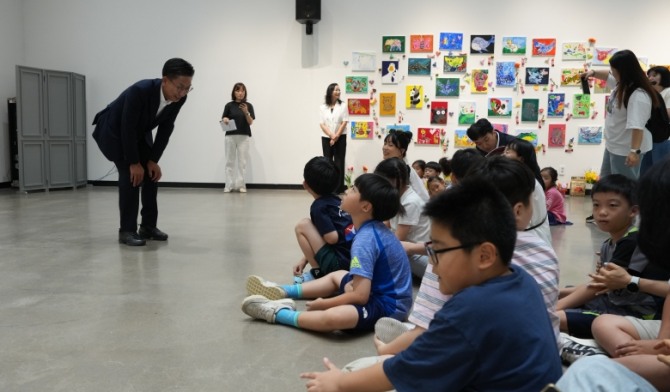 김병삼 영천시장이 지난 7월 15일 별무리아트센터에서 열린 장애학생 미술작품전 '다르게, 다시 만나다'에 참석해 학생들과 소통하고 있다. 영천시는 장애학생들의 문화예술 참여 기회를 확대하고 지역사회 활동을 지원하고 있다. 사진=영천시