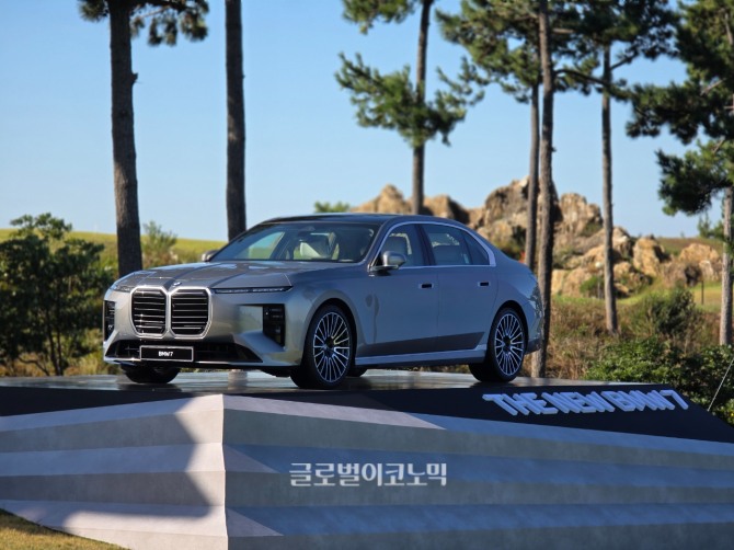 BMW 레이디스 챔피언십 2026 부상인 BMW '더 뉴 7시리즈'. 사진=최태인 기자