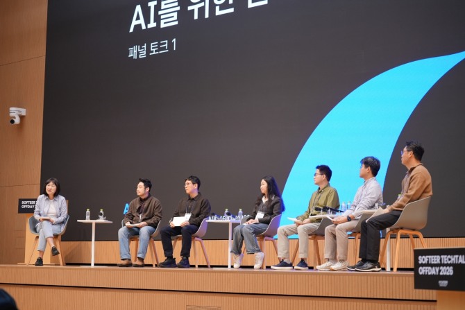 진은숙 현대차·기아 ICT담당 사장(왼쪽 첫 번째)과 현대차그룹 IT·AI 분야 임원 및 실무자들이 21일 서울 서초구 양재 본사에서 열린 '소프티어 테크톡 오프데이 2026'에서 대담을 진행하고 있다. 사진=현대자동차그룹