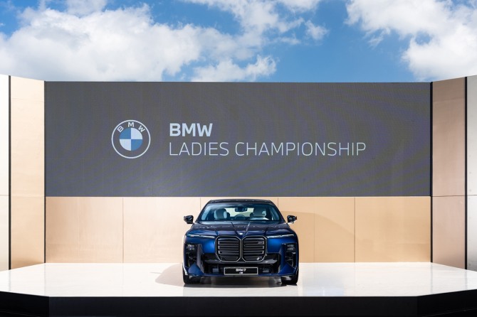 'BMW 레이디스 챔피언십 2026'에 전시된 플래그십 세단 '더 뉴 BMW 7시리즈'. 사진=BMW코리아