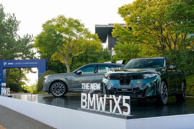 'BMW 레이디스 챔피언십 2026'에 전시된 '더 뉴 BMW X5와 iX5'. 사진=BMW코리아