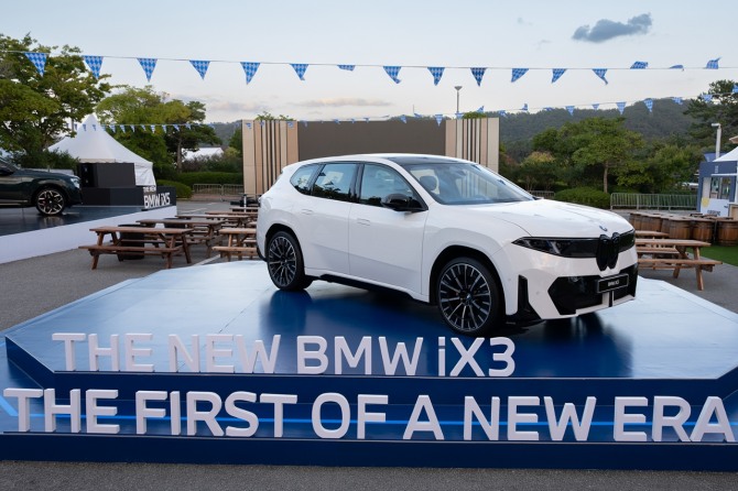 'BMW 레이디스 챔피언십 2026'에 전시된 '더 뉴 BMW iX3'. 사진=BMW코리아