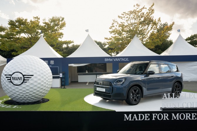 'BMW 레이디스 챔피언십 2026'에 전시된 '더-올 일렉트릭 MINI 컨트리맨'. 사진=BMW코리아
