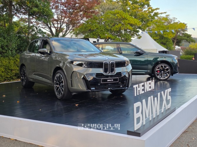 BMW 더 뉴 X5와 더 뉴 iX5. 사진=최태인 기자