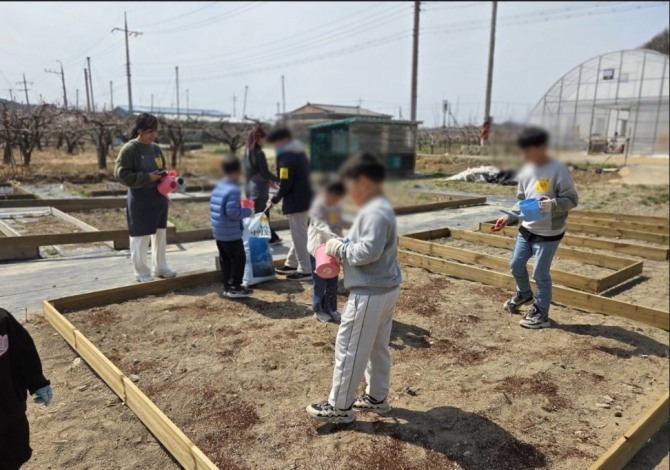 영천시가 2025년 3월 임고면 별빛농부체험농장에서 드림스타트 아동을 대상으로 원예활동을 진행했다. 작물 재배와 수확을 통해 아동의 심리적 안정과 자존감 향상을 돕는 프로그램이다. 사진=영천시