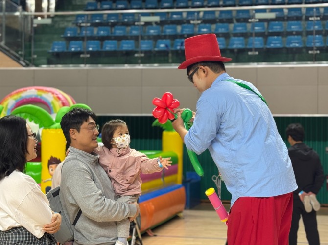 지난 25일 영천시장난감도서관 개관 10+1주년 기념행사에서 어린이가 풍선 공연을 즐기고 있다. 영천시는 이날 에어바운스와 풍선 마술, 할로윈 체험 등 다양한 놀이 프로그램을 운영했다. 사진=영천시