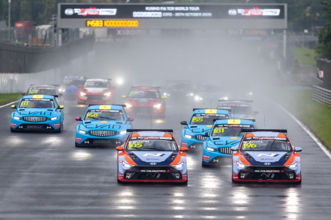 중국 저장 서킷(Zhejiang International CIrcuit)을 선두로 질주하는 더 뉴 아반떼 N TCR 차량. 사진=현대자동차