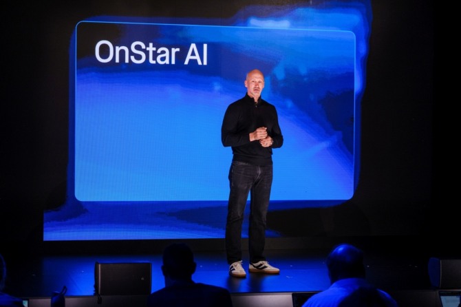 'GM Forward' 행사에서 온스타 AI(OnStar AI)를 소개하는 스털링 앤더슨 GM 최고제품책임자(CPO). 사진=제너럴모터스