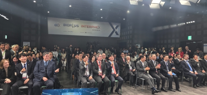 28일 서울 코엑스에서 열린 ‘바이오플러스-인터펙스 코리아 2026(BIX 2026)’ 개막식에서 주요 참석자들의 모습. 사진=공동취재