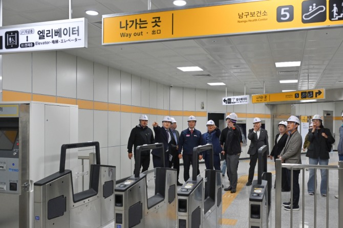 대구 도시철도 1·3호선 환승역인 명덕역의 남구 방향 신설 출입구가 오는 30일 개통한다. 명덕지구 재개발 아파트 1,758세대가 입주한 가운데 새 출입구가 연결되면서 주민들의 지하철 이용 편의가 개선될 전망이다. 사진=대구 남구청
